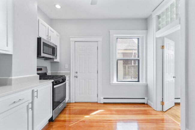 Building Photo - 106 L St