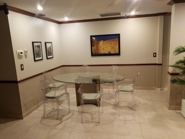 Building Photo - 9709 Sunny Isle Cir