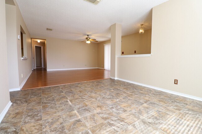 Building Photo - Open Layout Located in Cut De Sac!!!