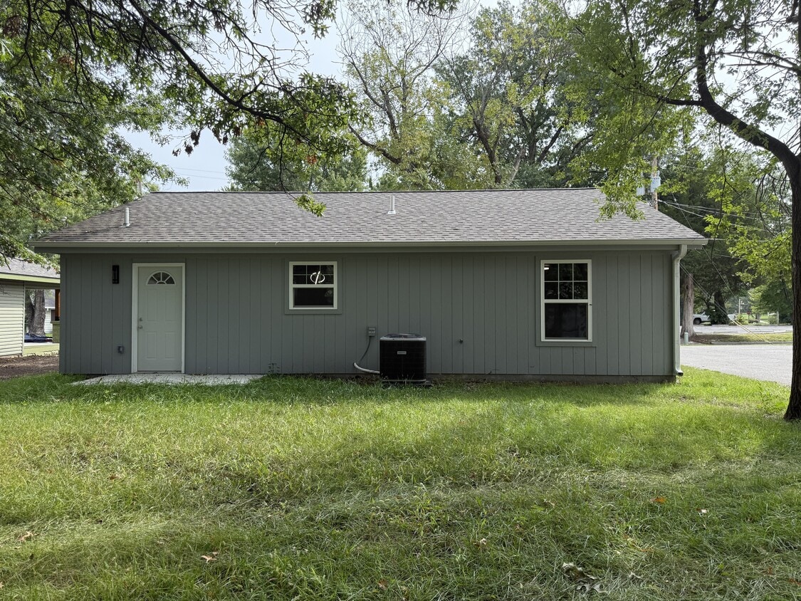 Building Photo - 838 S Hickory St