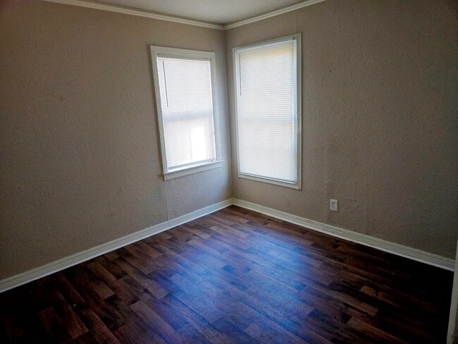 Building Photo - 304 Crockett St