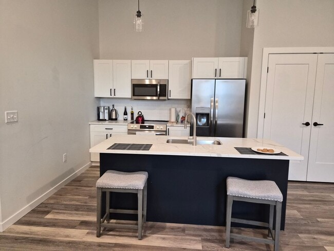 Foto del edificio - Downtown Claremont newly re-developed brick building with 2 Bed Luxury units, pet friendly!