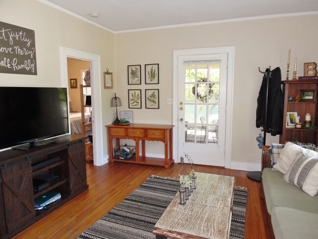 Foto del edificio - Bungalow in Mistletoe Heights!