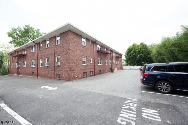 Building Photo - 152 Belleville Ave