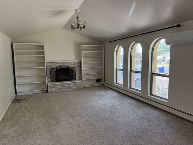 Building Photo - Beautiful home with spacious layout