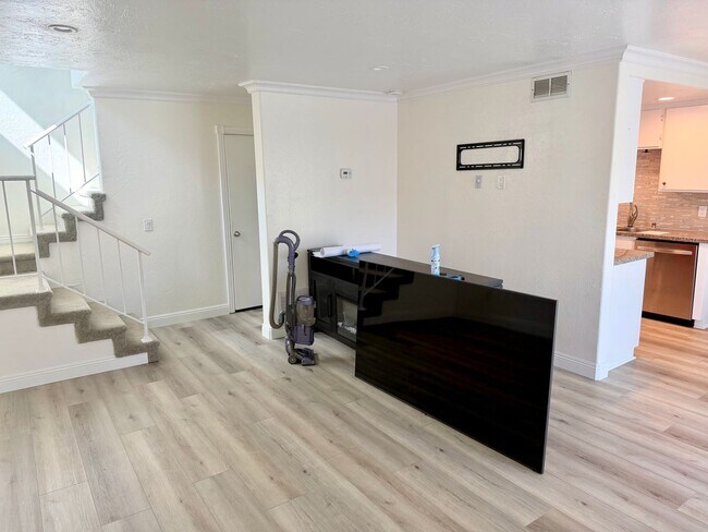 Building Photo - Updated 2 Bedroom Home with Garage & Community Amenities