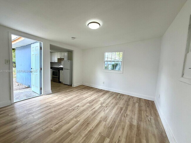 Foto del edificio - 1060 NW 116th St