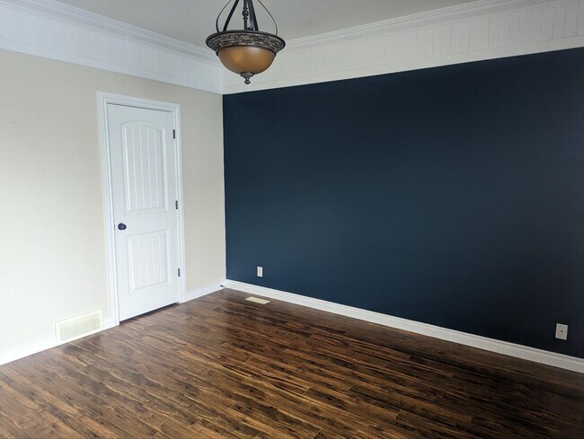 Photo du bâtiment - 5 Bed 3 Bath Unit in Lacombe, AB