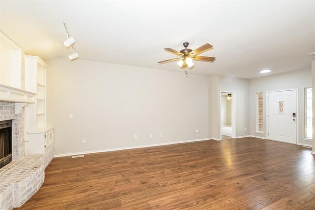 Foto del edificio - 703 Badger St NE