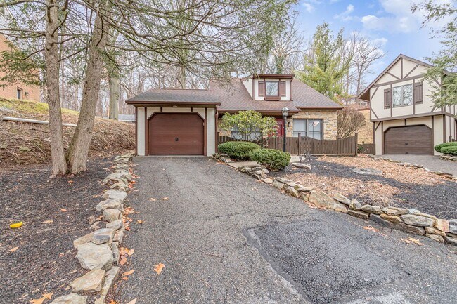 Building Photo - Single Family 2 Bedroom 2 Bathroom Home Fo...