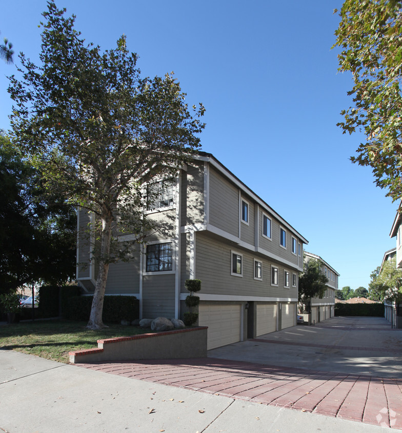 Primary Photo - 2650 Huntington Dr