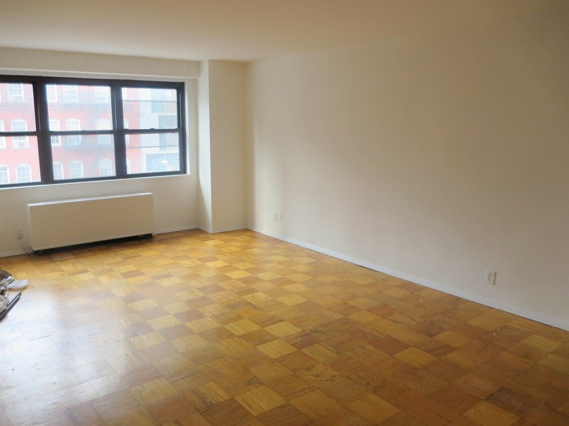 Primary Photo - 401 E 88th St