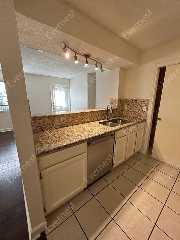 Building Photo - 900 Taulbee Ln