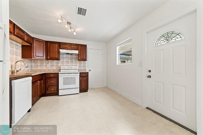 Foto del edificio - 818 NE 14th Pl