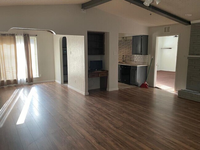 Foto del edificio - 717 Lindenwood Dr