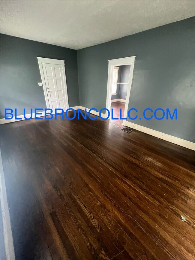 Building Photo - Cute 2 bedroom 1 bathroom home on corner lot.