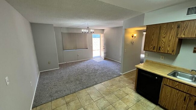 Building Photo - 462 E 9th Ave