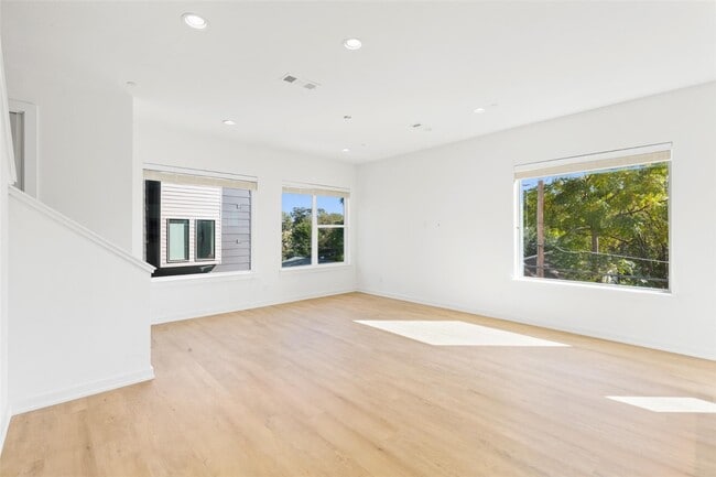 Building Photo - Modern 2-Bed Townhome with Attached Garage & Private Balcony in Gated Dallas Community