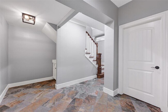 Building Photo - 210 Breezy Way