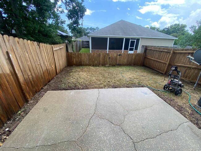 Foto del edificio - 1814 Whispering Oaks Ln