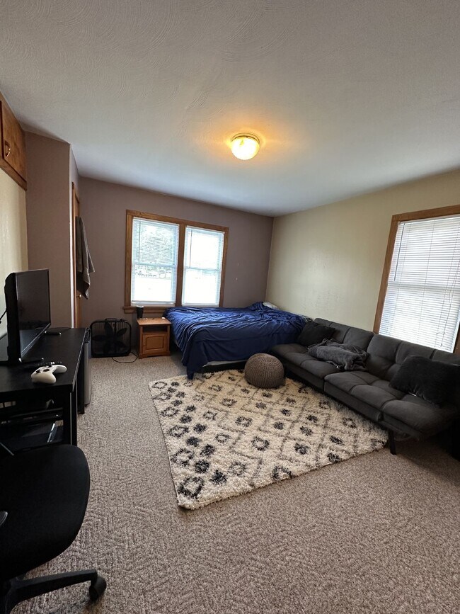 Foto del edificio - 4 Bed 2 Bath with AC close to UWEC!
