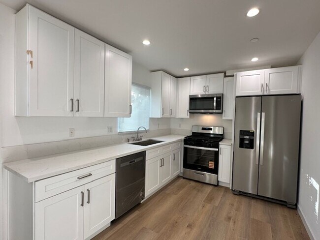 Foto del edificio - Completely remodeled and located on a quie...