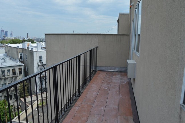 Foto del edificio - 667 Meeker Ave