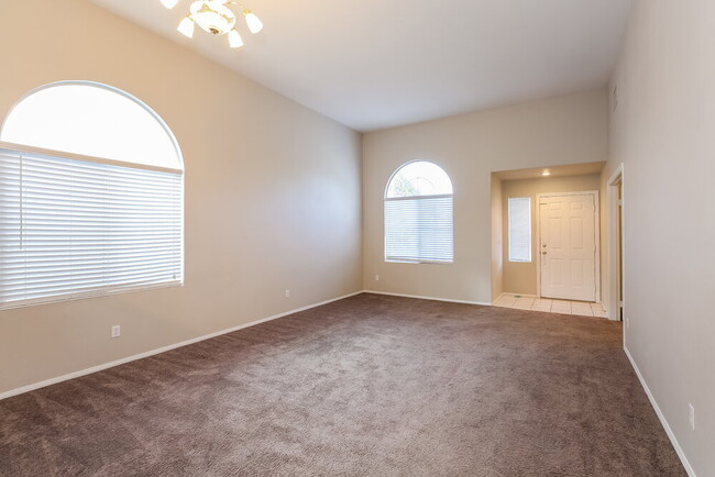 Foto del edificio - 5991 Halehaven Dr