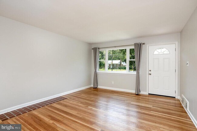 Foto del edificio - 3233 Holly Hill Dr