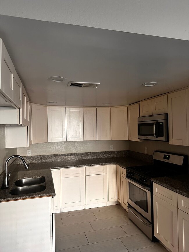 Building Photo - 3 bed 2.5 Bathroom Apartment For Rent