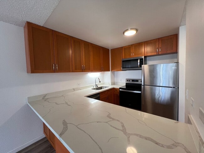 Building Photo - Kukui Plaza Diamond Head Tower- 1 Bed, 1 B...