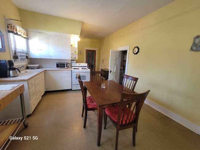 Building Photo - 700 W 13th St