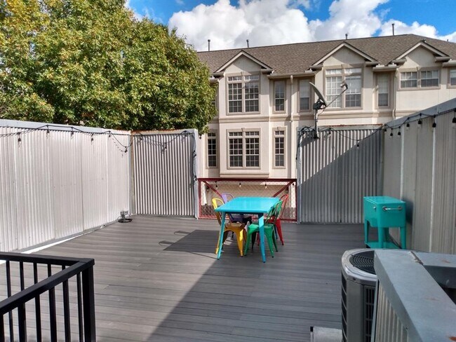 Foto del edificio - 5221 Blossom St