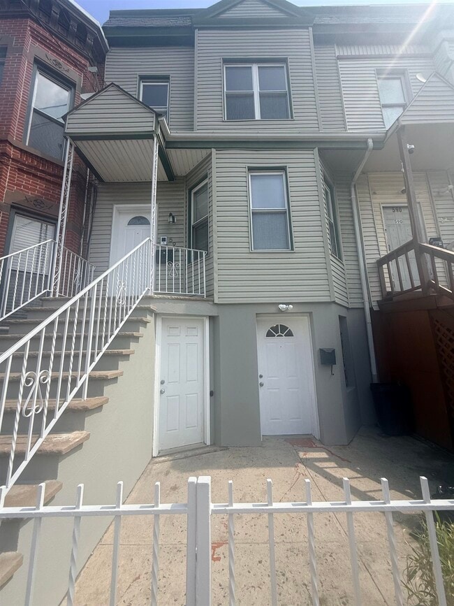 Building Photo - 592 Bramhall Ave