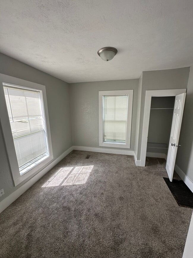 Building Photo - 3 Bedroom 1 Bathroom Apartment