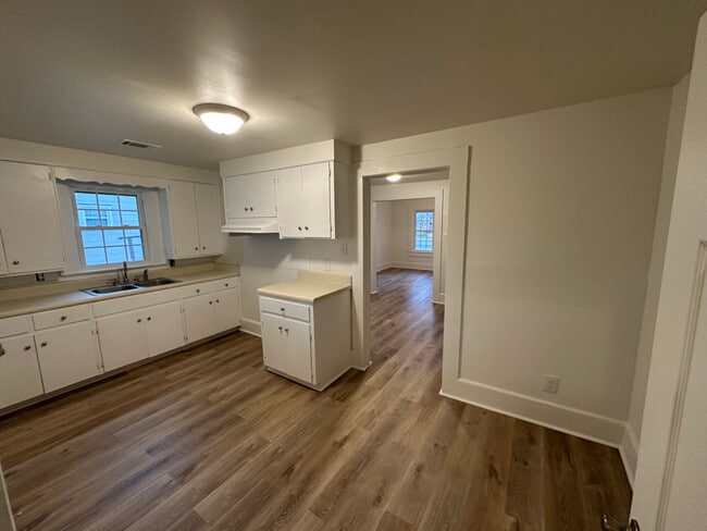 Building Photo - 614 S Tillman St