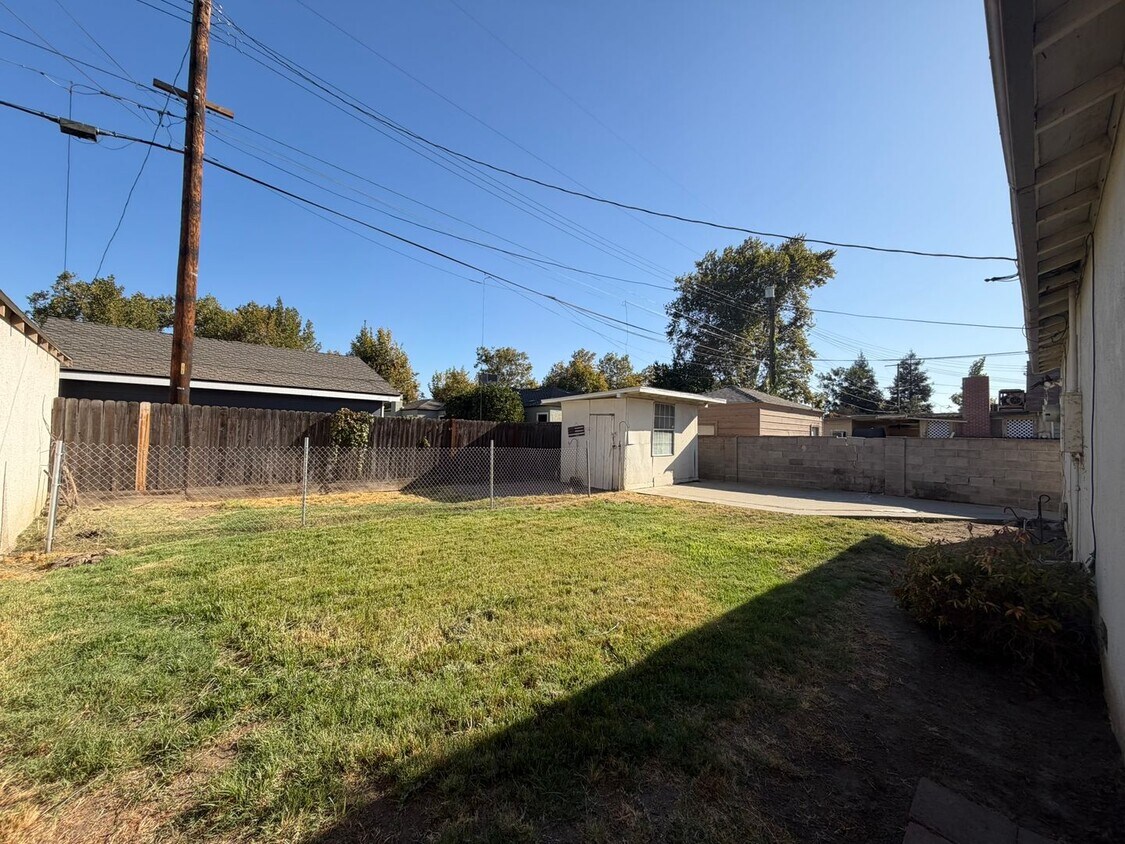 Foto del edificio - 1060 E Tulare Ave