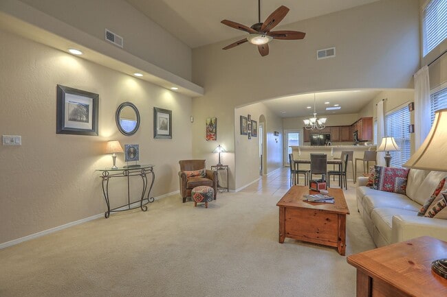 Foto del edificio - THREE BEDROOM HOME AVAILABLE FURNISHED OR ...
