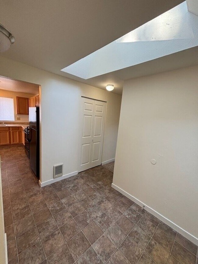 Building Photo - Madronas Duplex