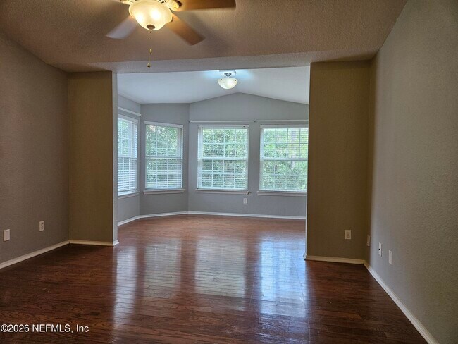 Foto del edificio - 13810 Sutton Park Dr N