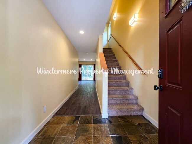 Foto del edificio - *AVAILABLE NOW* Beautiful and convenient 3...