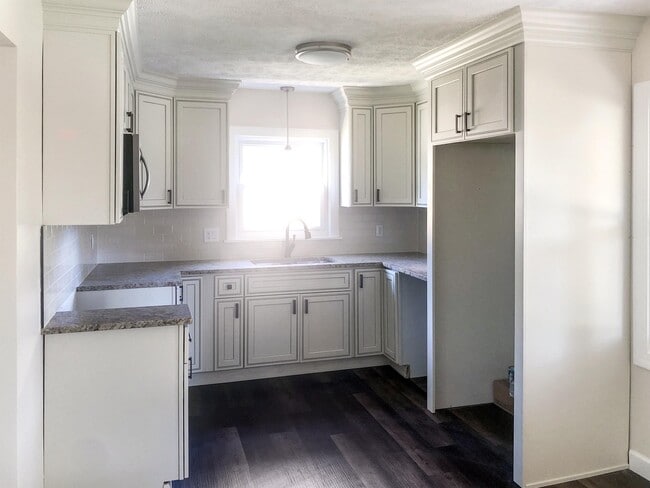 Building Photo - 260 Woodridge Dr