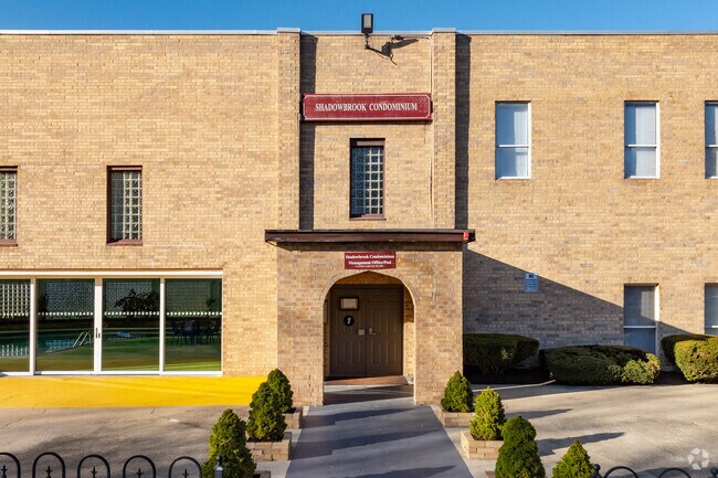 Entrada - Shadowbrook Condominiums