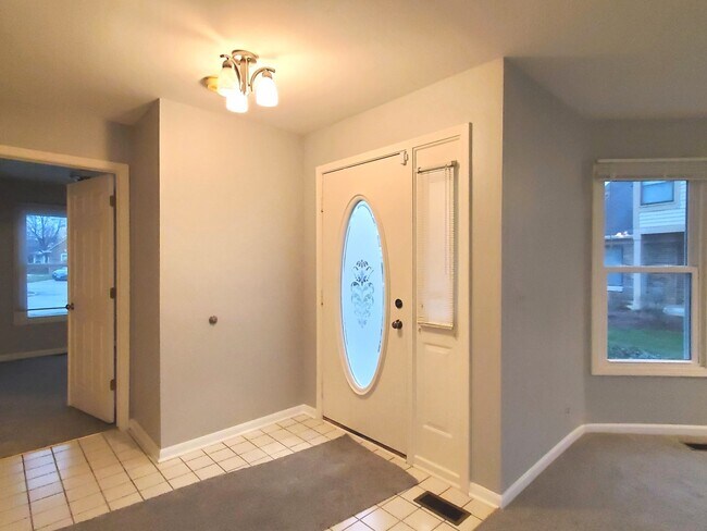 Foto del edificio - 325 Satinwood Ct S