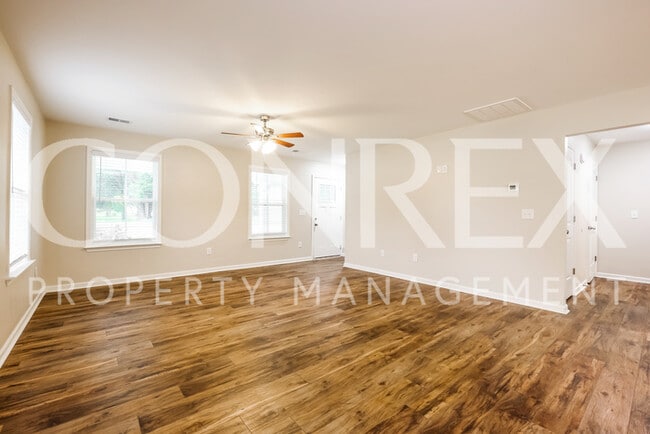 Building Photo - Gorgeous 3 Bedroom with Tons of Natural Li...