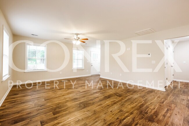 Foto del edificio - Gorgeous 3 Bedroom with Tons of Natural Li...