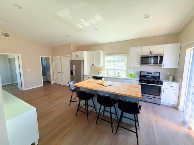 Foto del edificio - 4 BD/2BA Separated Yard and Off Street Par...