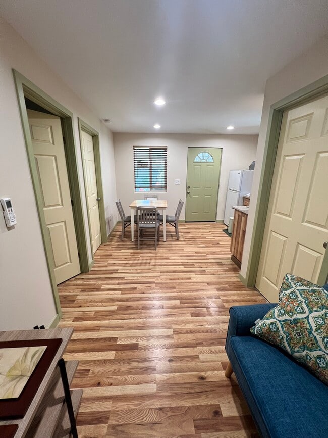 Espacio abierto ADU de cocina, comedor y sala L - 14616 Valerio St