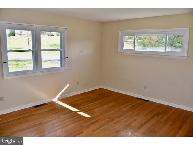 Foto del edificio - 911 Grings Hill Rd