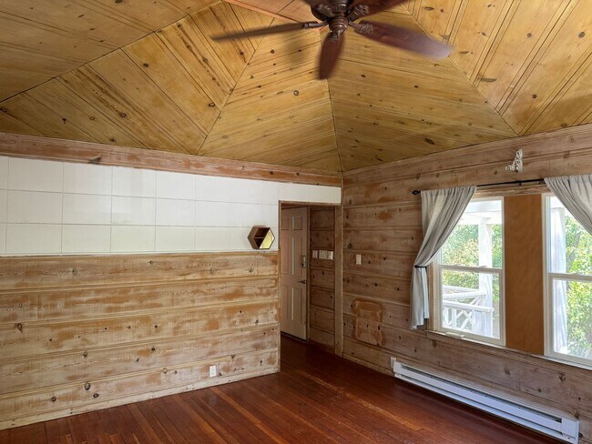 Building Photo - Charming Roomy Cottage Style - 2 bedroom 1...